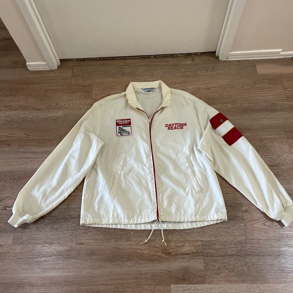 Daytona Beach  VTG Windbreaker It has little stain but good condition
